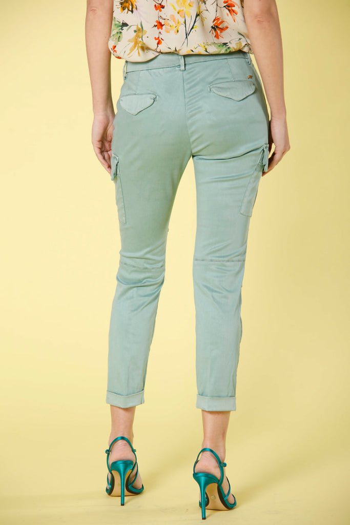 Image 4 du pantalon cargo ur femme en satin stretch couleur vert menthe modèle Chile City de Mason's