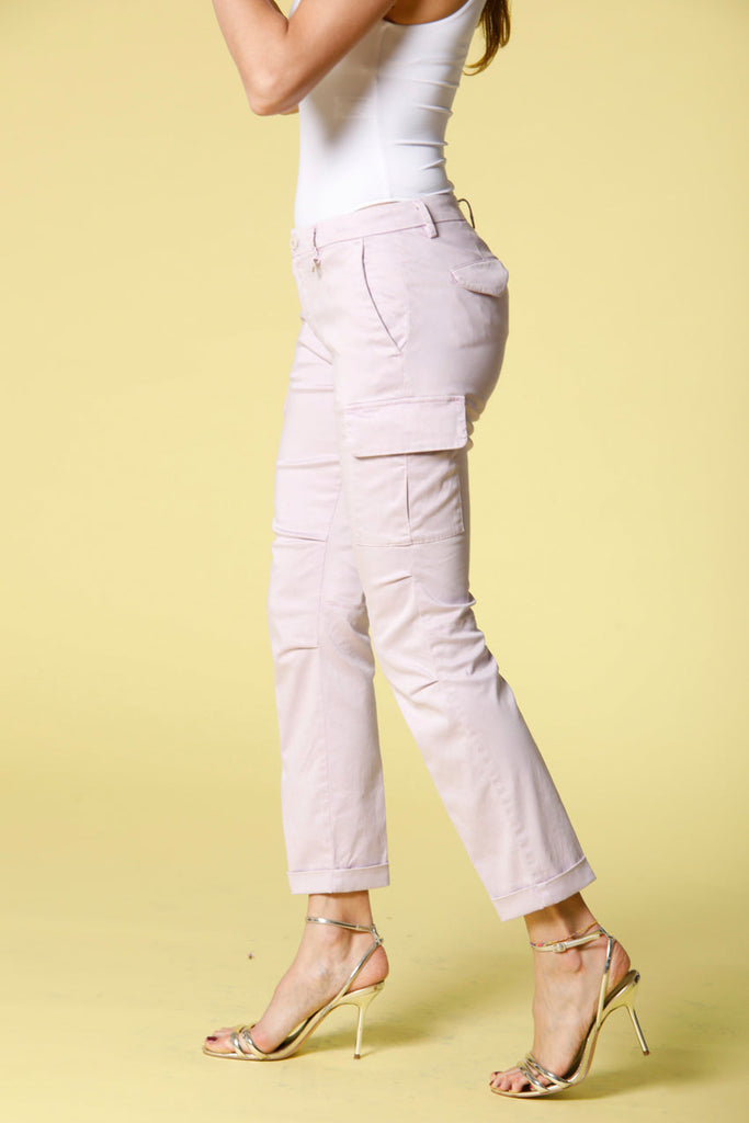 Image 4 du pantalon cargo ur femme en satin stretch couleur glycine modèle Chile City de Mason's