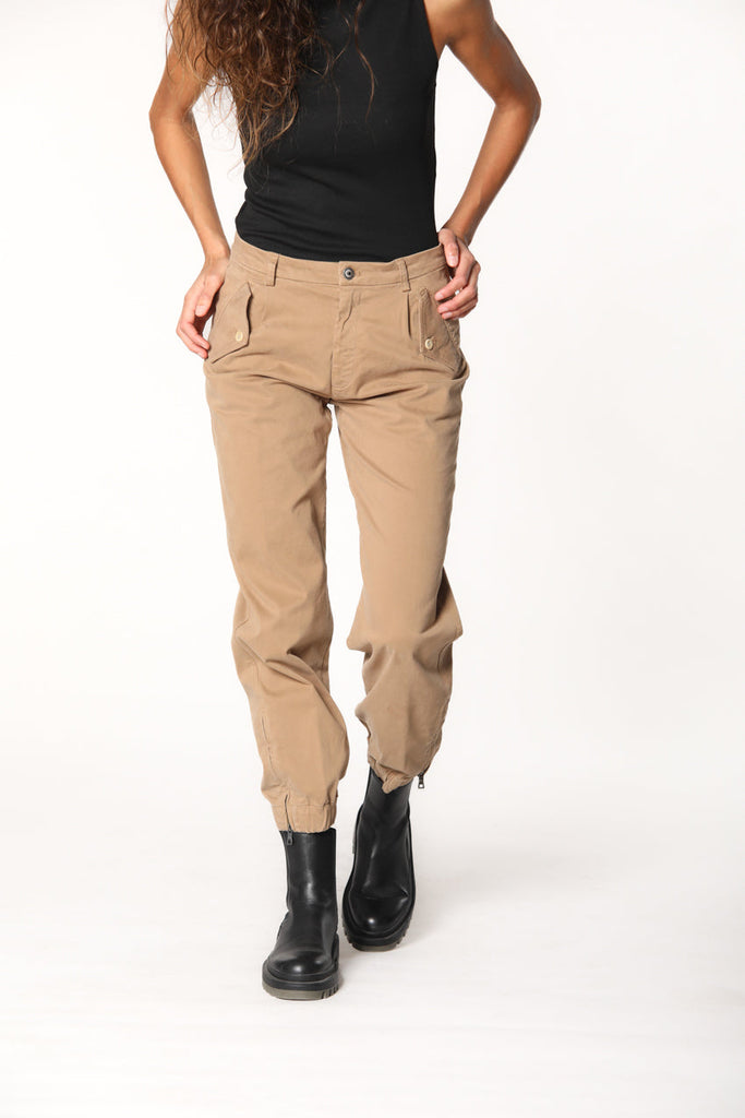 Immagine 1 di pantalone cargo da donna in raso colore biscotto modello Evita di Mason's 