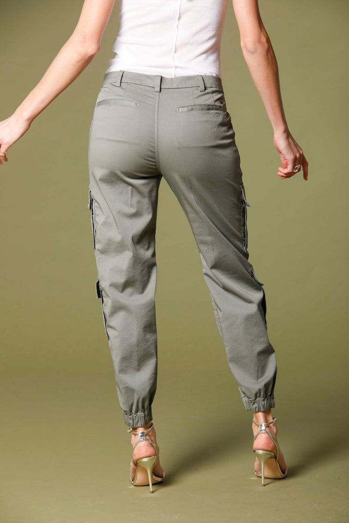 Immagine 4 di pantalone cargo donna in gabardina color verde militare modello Evita Cargo di Mason's