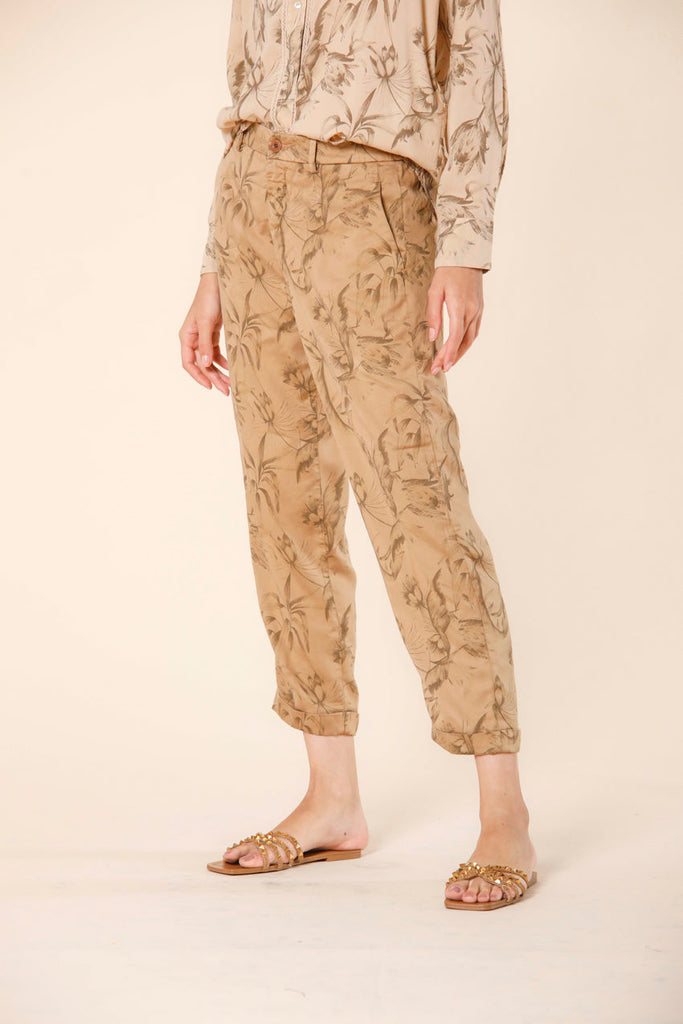 image 4 de pantalon chino femme en tencel avec imprimé feuilles modèle linda summer en biscuit de Mason's 