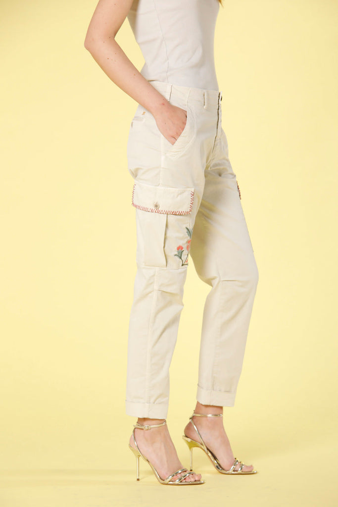image 5 de pantalon cargao femme en twill de coton avec broderie modèle judy archivio en beurre relaxed de Mason's 