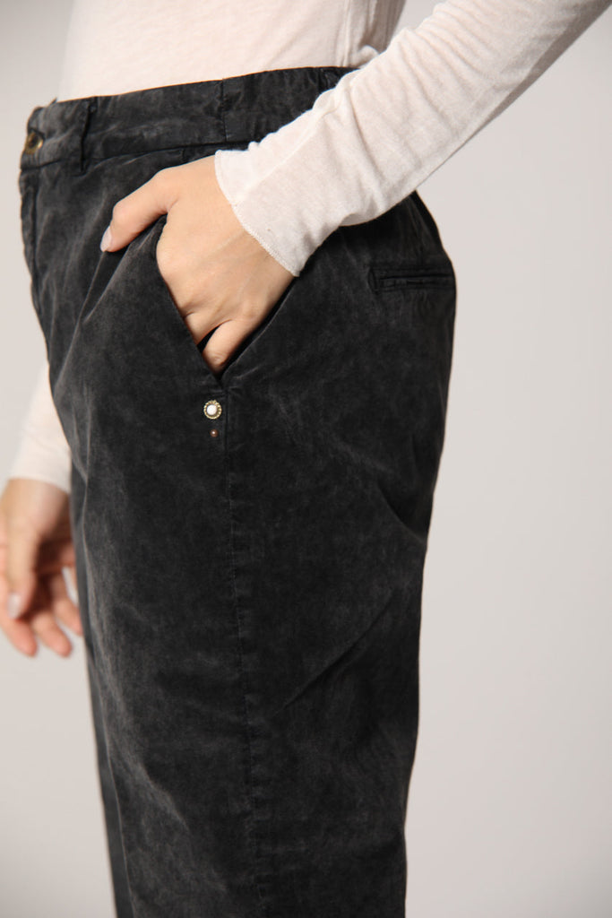 Immagine 2 di pantalone chino da donna in velluto 1000 righe nero modello New York Cozy di Mason's