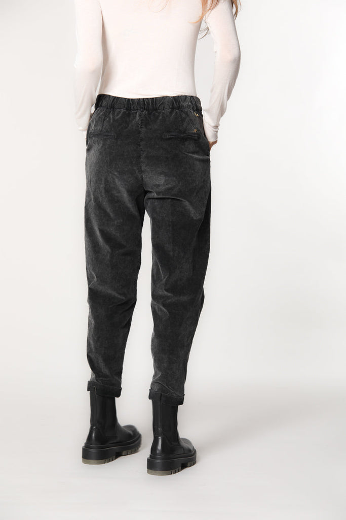 Immagine 4 di pantalone chino da donna in velluto 1000 righe nero modello New York Cozy di Mason's