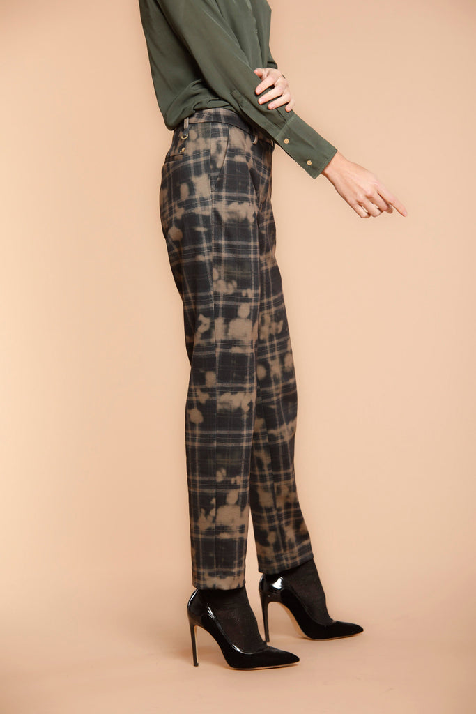 mmagine 4 di pantalone chino da donna in jersey marrone con pattern quadro e camouflage modello New York di Mason's