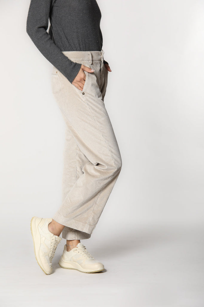 Immagine 4 di pantalone chino donna in velluto color ghiaccio modello New York Cropped di Mason's
