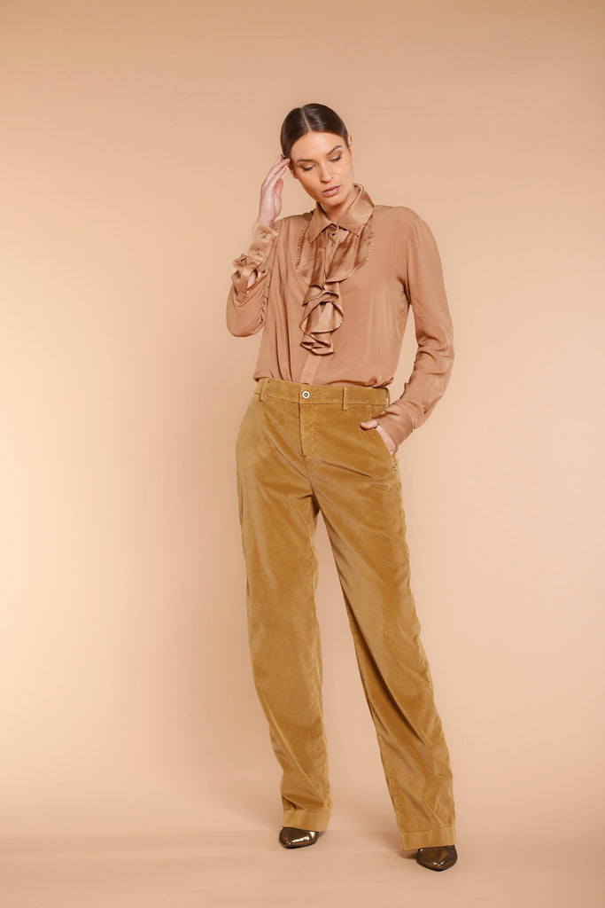 Image 2 de pantalon chino femme en velours côtelé couleur charpentier modèle New York Straight par mason's