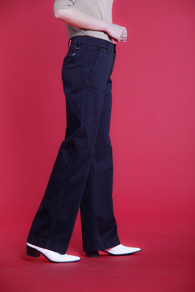 Image 3 du pantalon chino femme en satin noir modèle New York Straight par Mason's