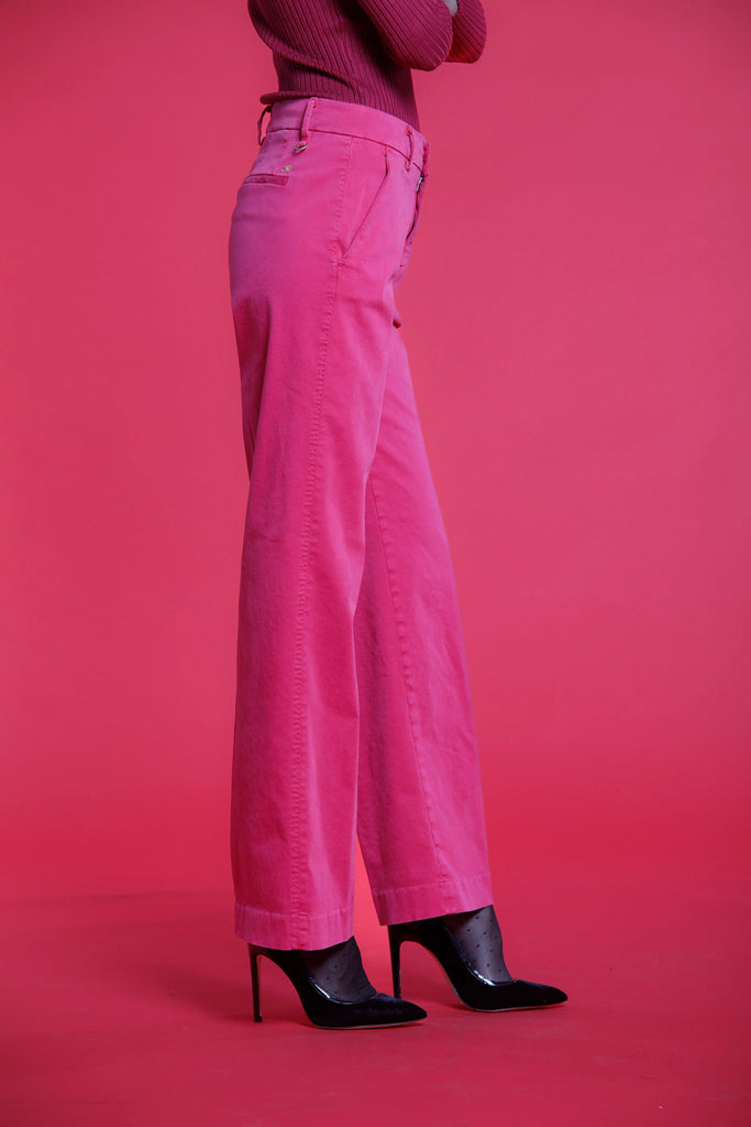 Image 2 du pantalon chino femme en satin fuchsia modèle New York Straight de Mason's