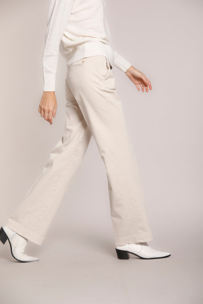 Image 4 du pantalon chino femme en satin couleur glace modèle New York Straight par Mason's