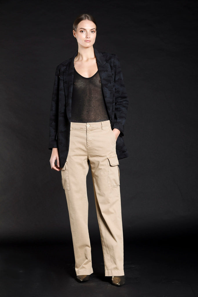 Immagine 2 di pantalone cargo da donna in gabardina colore biscotto modello Victoria di Mason's 