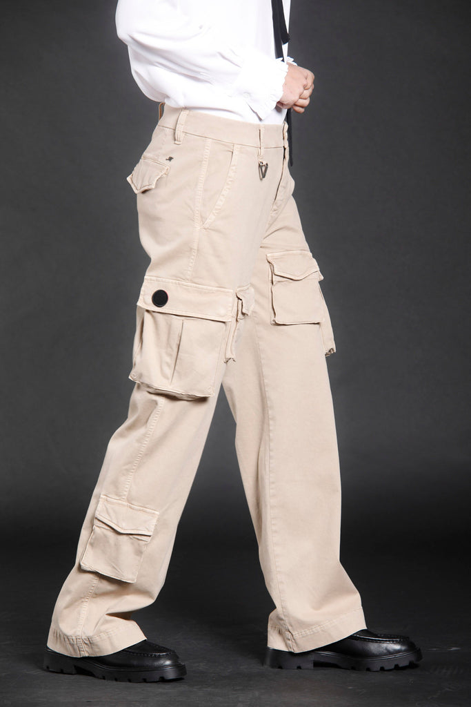 Immagine 5 di pantalone cargo donna in gabardina logo limited edition colore  biscotto modello Victoria Snake di Mason's 