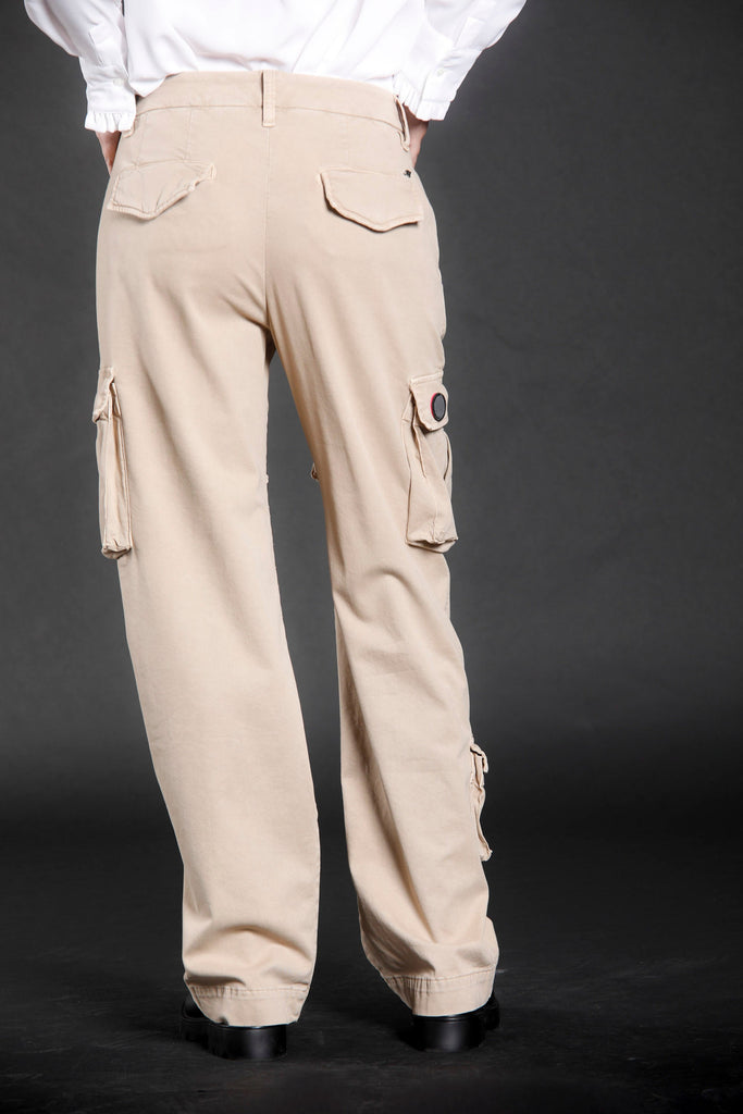 Immagine 6 di pantalone cargo donna in gabardina logo limited edition colore  biscotto modello Victoria Snake di Mason's 
