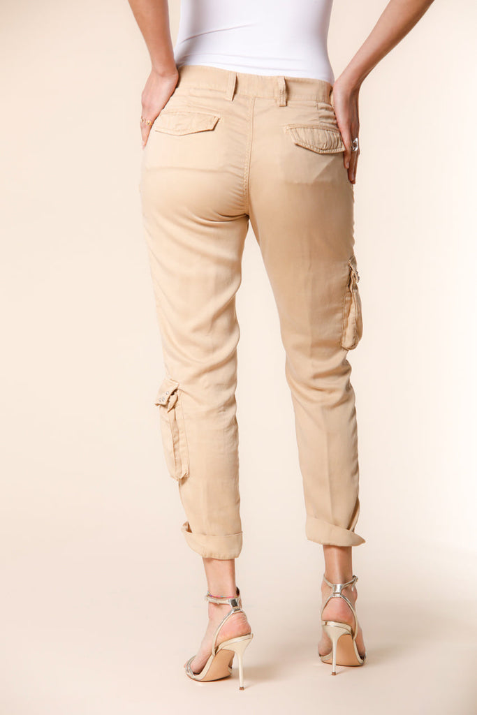 immagine 4 di pantalone cargo donna in tencel con borchie modello asia snake colore kaki scuro relaxed fit di mason's 