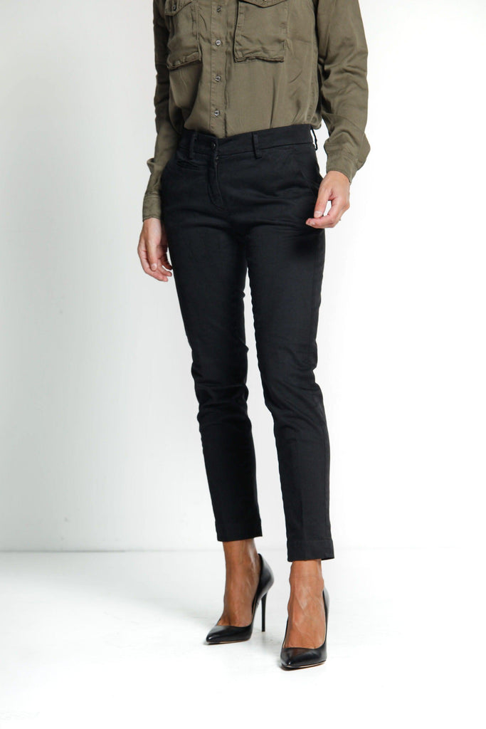 Immagine 1 di pantalone chino donna in raso color nero modello New York Slim di Mason's