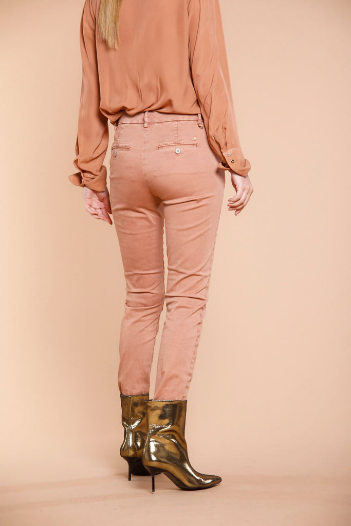 Immagine 4 di pantalone chino donna in raso color carne modello New York Slim di Mason's