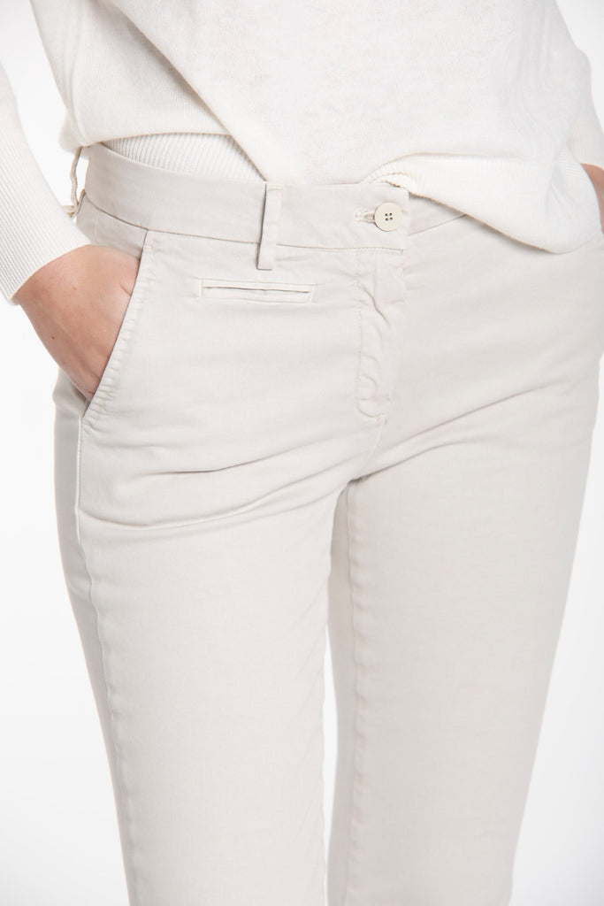 Immagine 5 di pantalone chino donna in raso color ghiaccio modello New York Slim di Mason's
