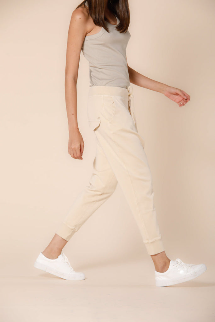 Image 4 du pantalon chino jogger pour femme en jersey couleur stuc modèle Malibu Jogger de Mason's