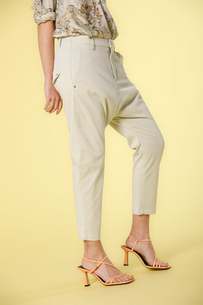 Image 4 de pantalon de jogging chino en gabardine verte claire pour femme modèle Malibu Jogger de Mason's