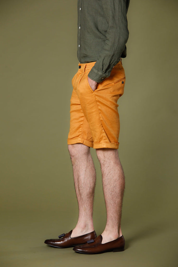 Image 4 du bermuda chino homme en twill de lin et coton couleur orange paon modéle Osaka 1 Pinces par Mason's