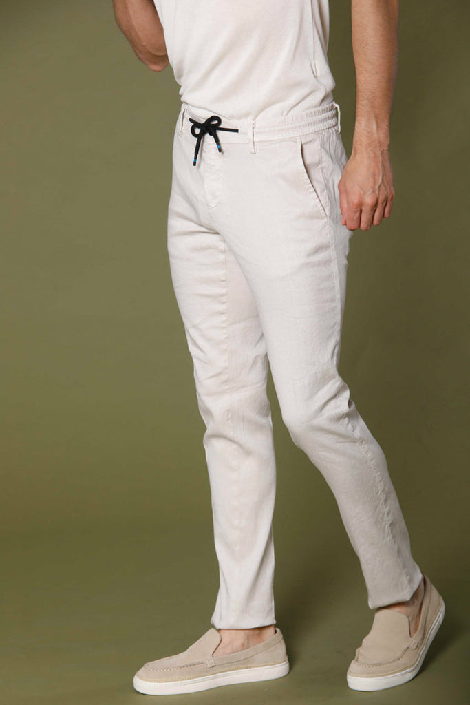 Immagine 4 di pantalone chino jogger uomo in lino e cotone color stucco modello Milano Jogger di Mason's