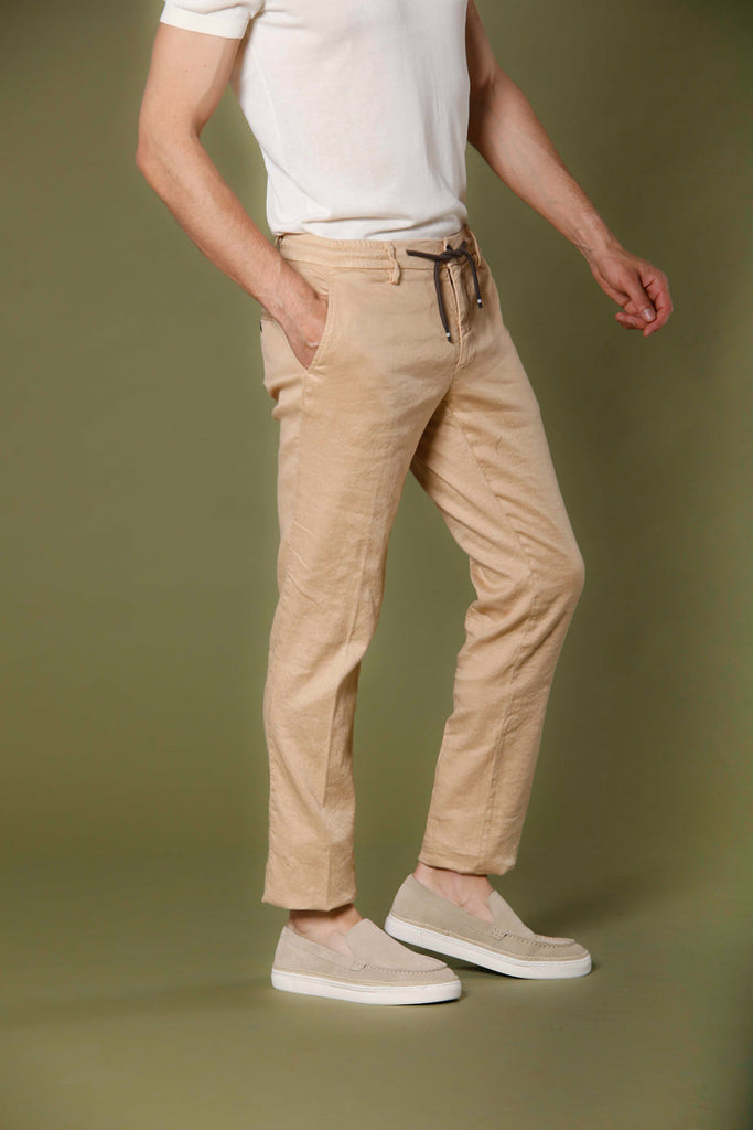 Immagine 5 di pantalone chino jogger uomo in lino e cotone color kaki scuro modello Milano Jogger di Mason's
