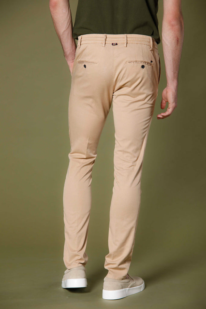Image 3 du pantalon chino jogger homme en coton et tencel kaki modéle Milano Jogger par Mason's