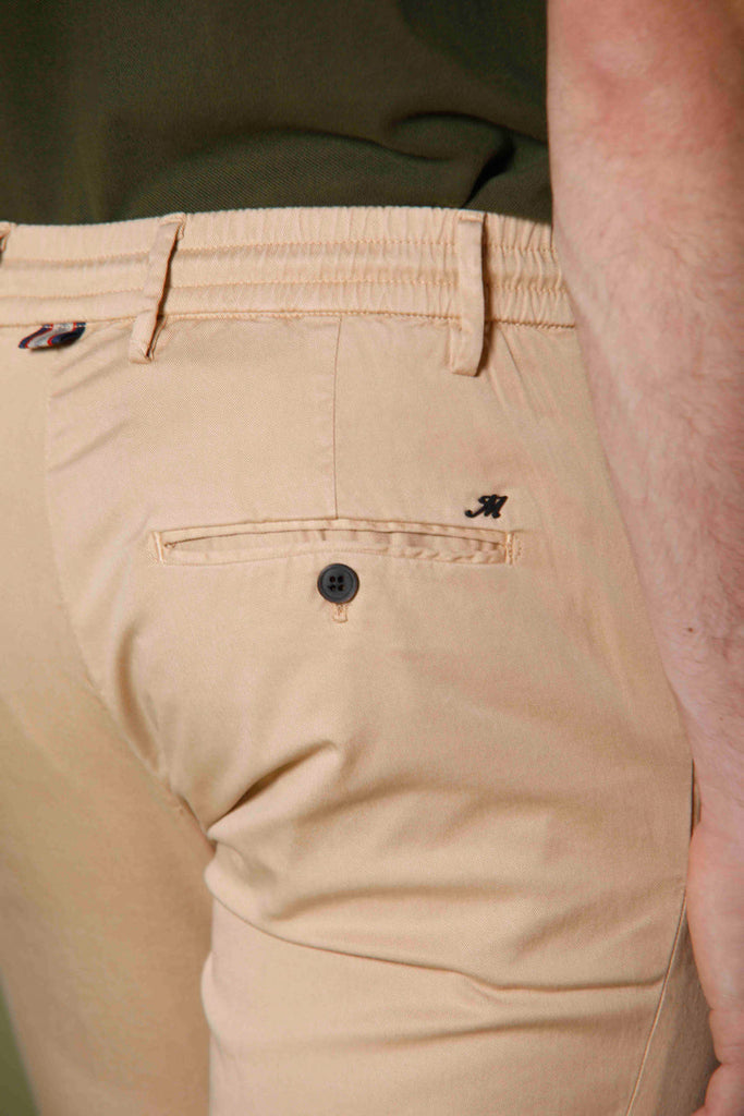 Image 2 du pantalon chino jogger homme en coton et tencel kaki modéle Milano Jogger par Mason's