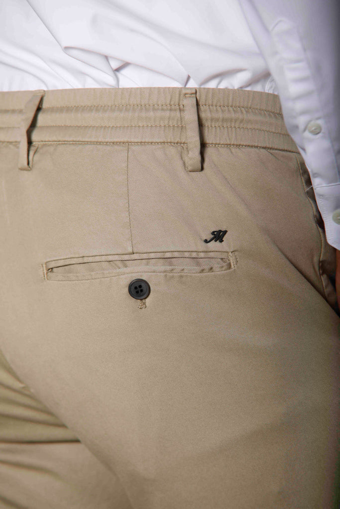 Image 2 du pantalon chino jogger homme en coton et tencel kaki modéle Milano Jogger par Mason's
