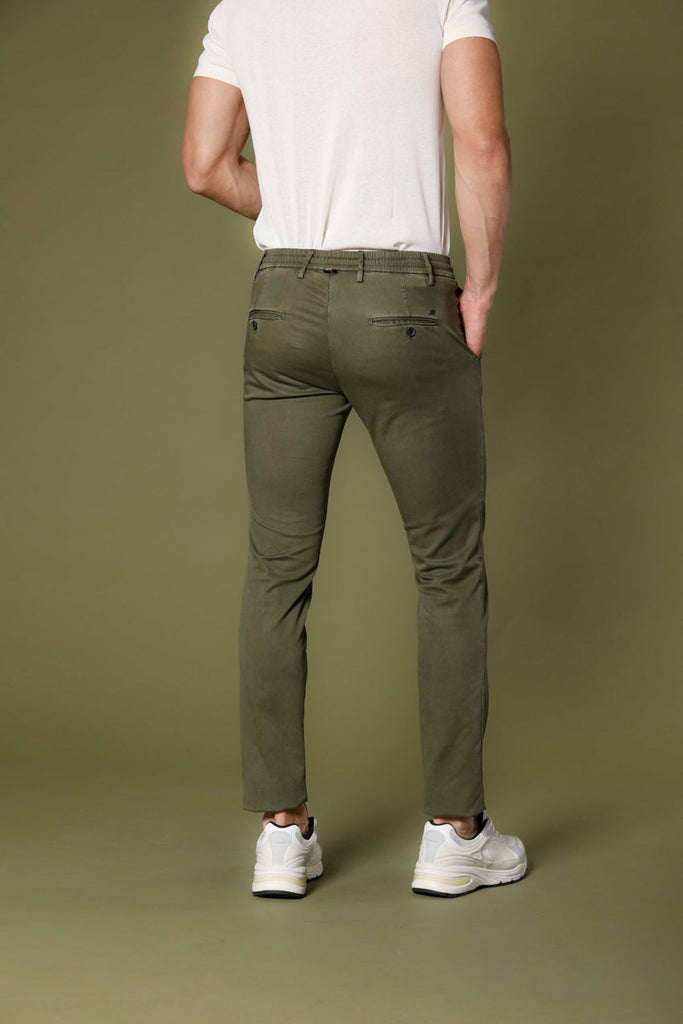Image 3 du pantalon chino jogger homme en coton et tencel vert modéle Milano Jogger par Mason's