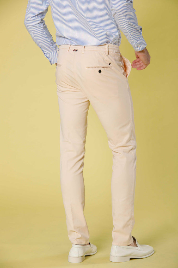 Immagine 3 di pantalone chino jogger uomo in cotone e tencel rosa pastello modello Milano Jogger di Mason's