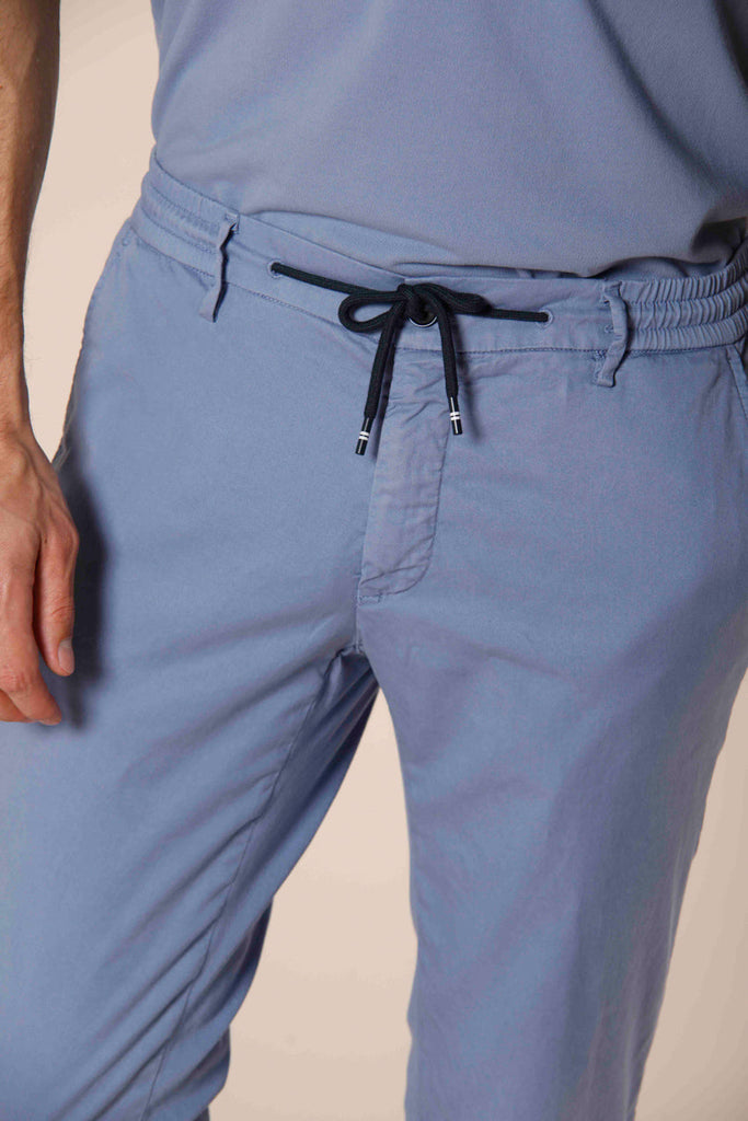 Immagine 3 di pantalone chino jogger uomo in cotone e tencel azzurro modello Milano Jogger di Mason's