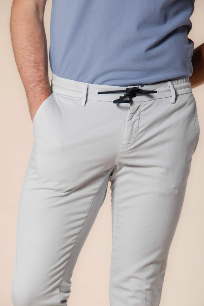 Image 2 du pantalon chino jogger homme en coton et tencel gris clair modéle Milano Jogger par Mason's