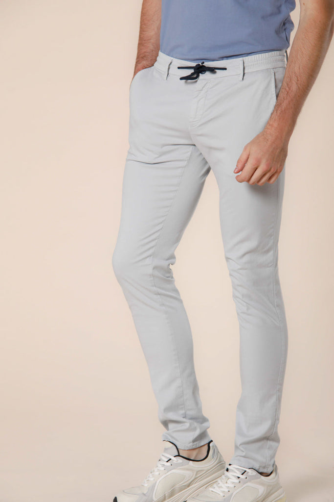 Image 3 du pantalon chino jogger homme en coton et tencel gris clair modéle Milano Jogger par Mason's