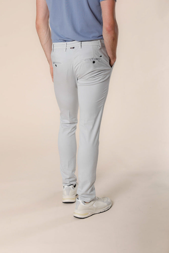 Image 4 du pantalon chino jogger homme en coton et tencel gris clair modéle Milano Jogger par Mason's