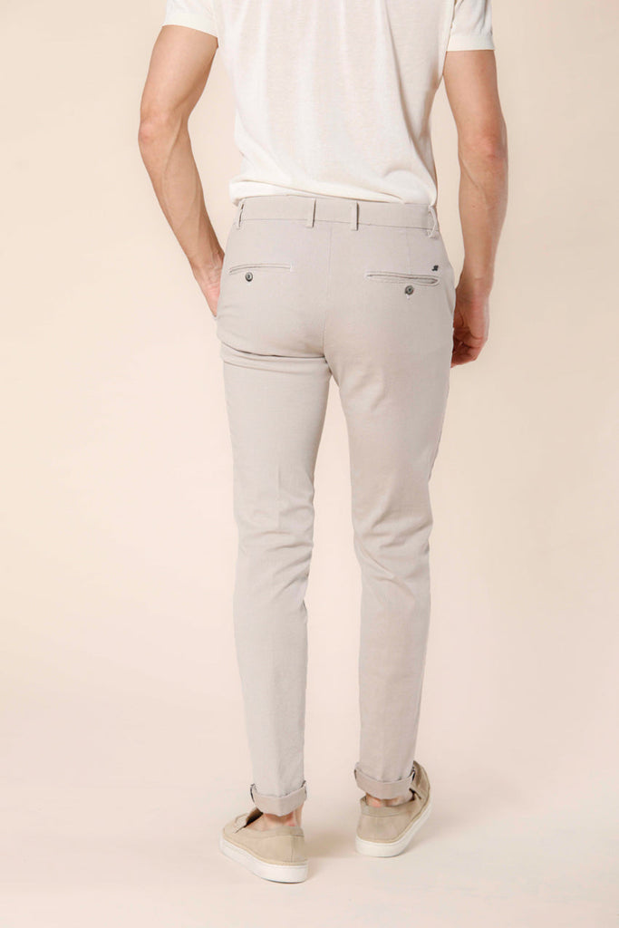 Immagine 4 di pantalone chino uomo in cotone color stucco con trama jacquard modello Milano Style di Mason's