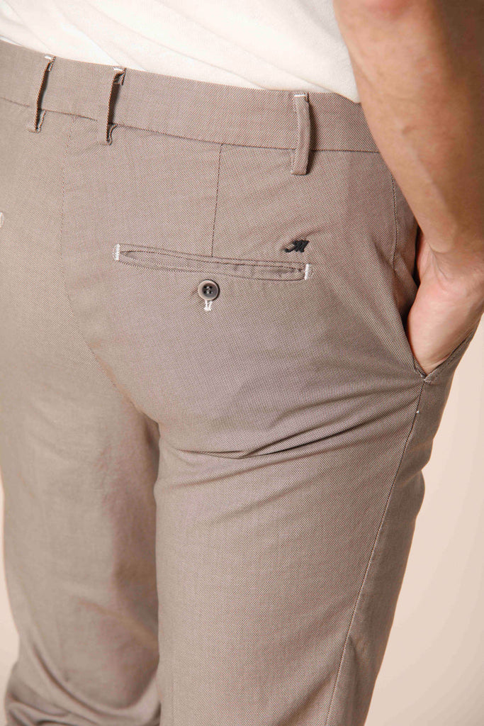 Immagine 3 di pantalone chino uomo in cotone color stucco con trama occhio di pernice modello Milano Style di Mason's