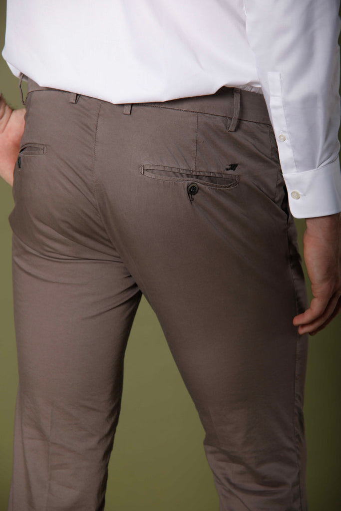 Immagine 2 di pantalone chino uomo in gabardina stretch color marroncino modello Milano Style di Mason's