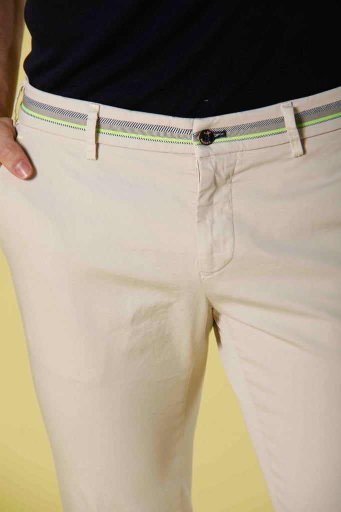 Immagine 2 di pantalone chino uomo in raso stretch color stucco con nastri modello Milano Start di Mason's