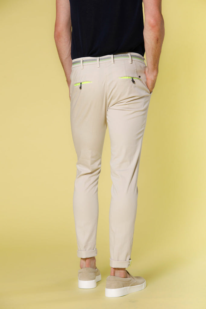 Immagine 5 di pantalone chino uomo in raso stretch color stucco con nastri modello Milano Start di Mason's