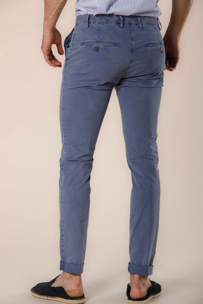 Immagine 4 di pantalone chino uomo in twill stretch azzurro modello Milano Style Essential di Mason's