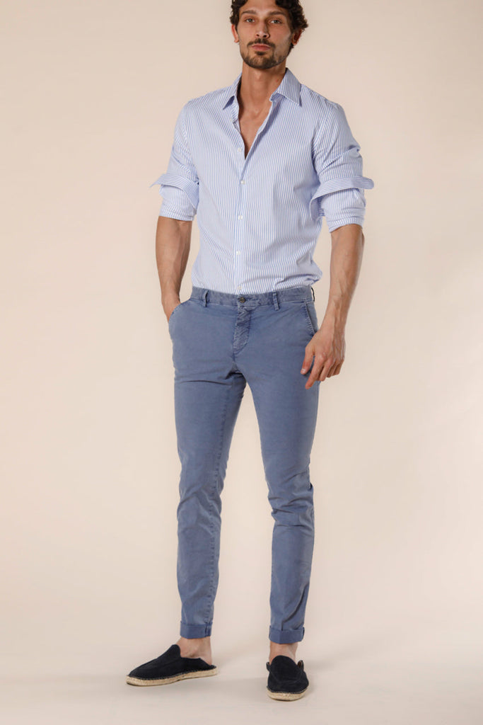 Immagine 2 di pantalone chino uomo in twill stretch azzurro modello Milano Style Essential di Mason's