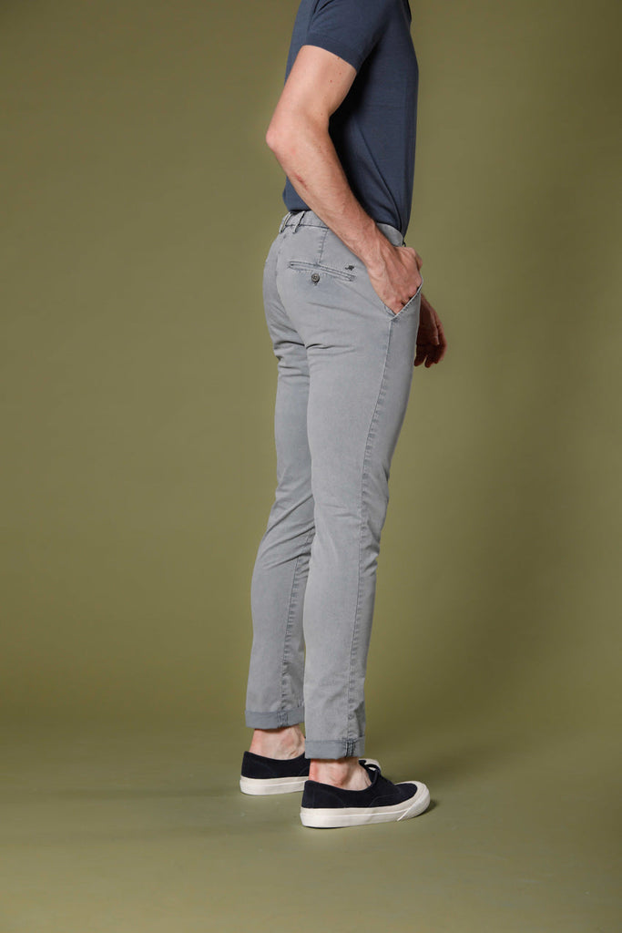Immagine 3 di pantalone chino uomo in twill stretch grigio chiaro extra slim fit modello Milano Style Essential di Mason's