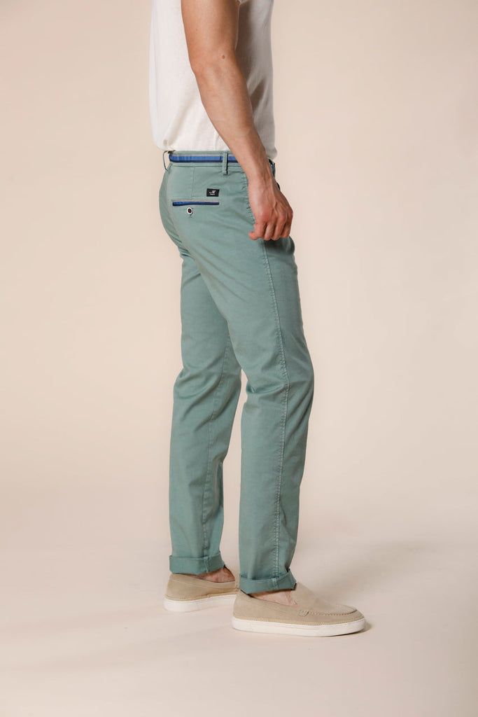Image 4 du pantalon chino homme en coton et tencel vert menthe avec rubans modéle Torino Summer 