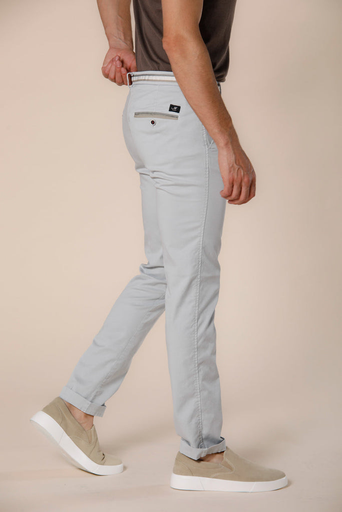 Image 4 du pantalon chino homme en coton et tencel gris claie avec rubans modéle Torino Summer par Mason's