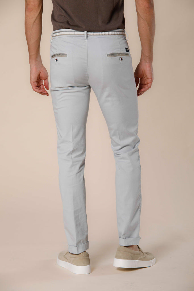 Image 3 du pantalon chino homme en coton et tencel gris claie avec rubans modéle Torino Summer par Mason's