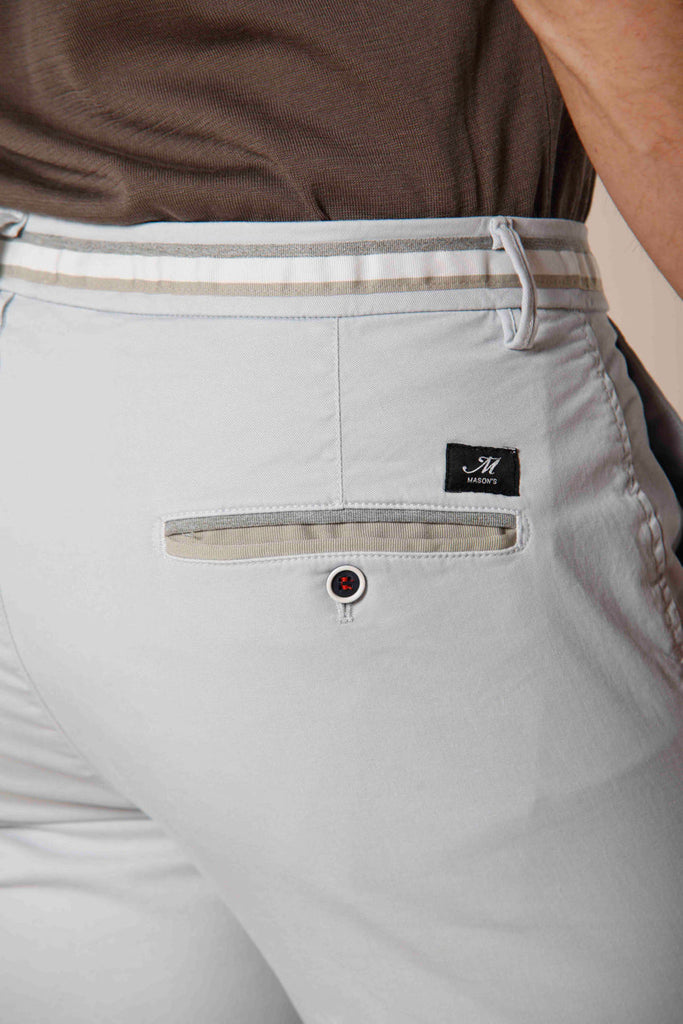 Image 2 du pantalon chino homme en coton et tencel gris claie avec rubans modéle Torino Summer par Mason's