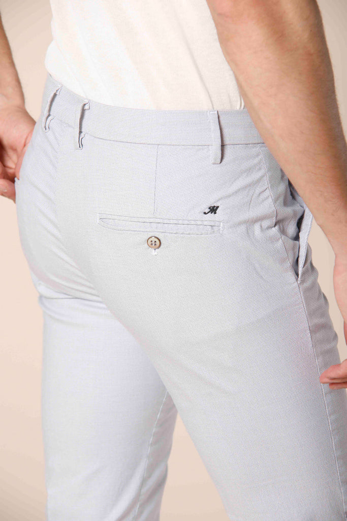 Immagine 4 di pantalone chino da uomo in cotone e tencel bianco con microfantasia modello Torino Limited di Mason's