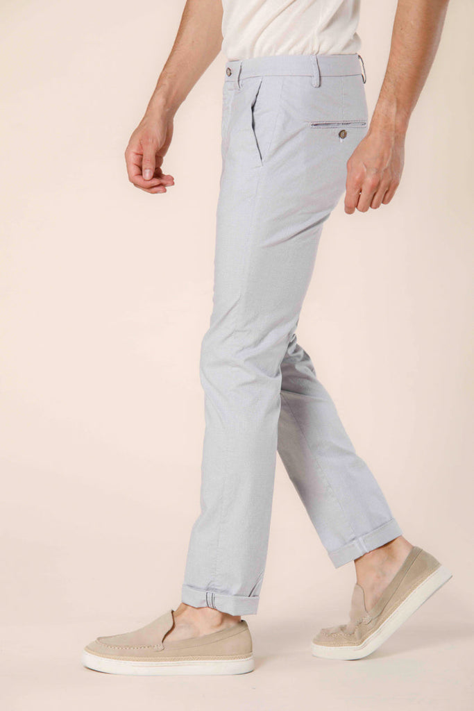 Immagine 3 di pantalone chino da uomo in cotone e tencel bianco con microfantasia modello Torino Limited di Mason's