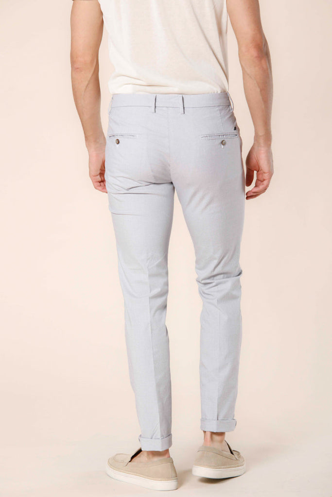 Immagine 2 di pantalone chino da uomo in cotone e tencel bianco con microfantasia modello Torino Limited di Mason's